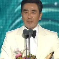 Actor Yoo Hae-jin Wins Film Grand Prize at 62nd Baeksang Arts Awards