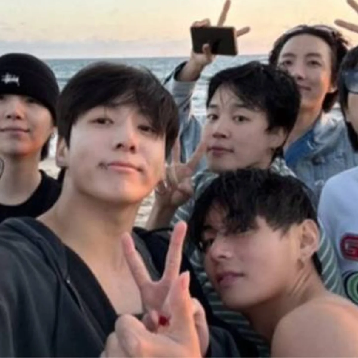 BTS held a short live broadcast on the fan platform Weverse on the morning of the 17th